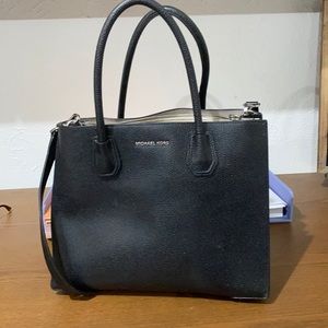 Black Michael kors Tote pursue and Matching wrist wallet